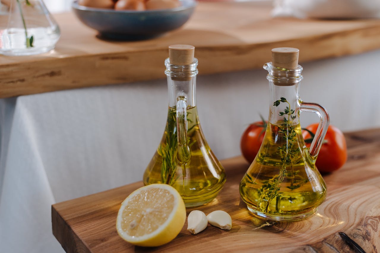 Discover the 7 health benefits of extra virgin olive oil, from heart protection and reduced inflammation to improved brain function.
